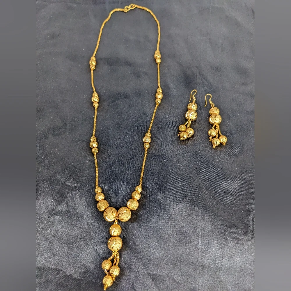 NWOT, INDIAN NECKLACE AND EARRINGS SET. - Picture 3 of 3